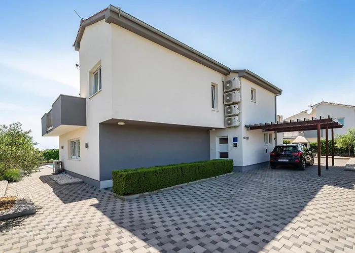 Vakantiehuis Gorgeous In With Wifi Debeljak